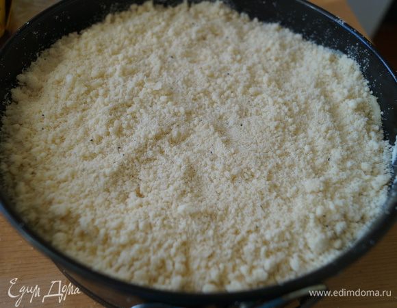 а сверху посыпаем "песочной крошкой" с орехами. Ставим выпекать в разогретую до 180 градусов духовку на 45-50 минут.