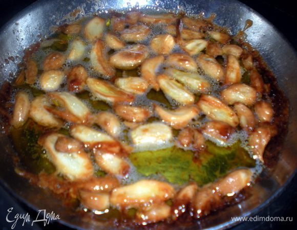 Карамелизировать чеснок до румяности. Чеснок вытащить и отложить охлаждаться.