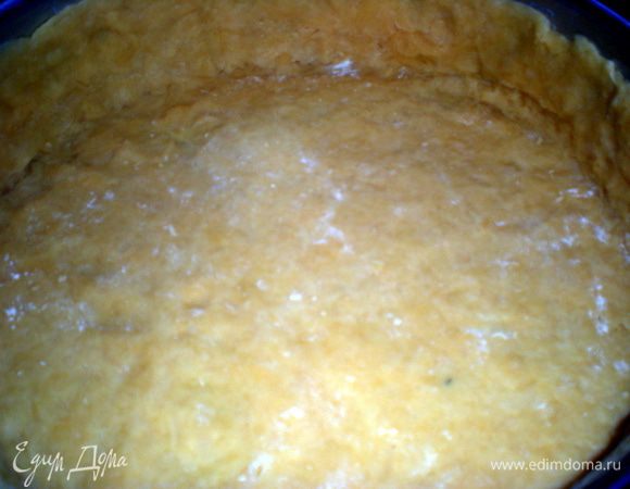 Тесто выложить в разъемную форму, распределить по дну и сделать бортики. Убрать в холодильник на 30 мин.