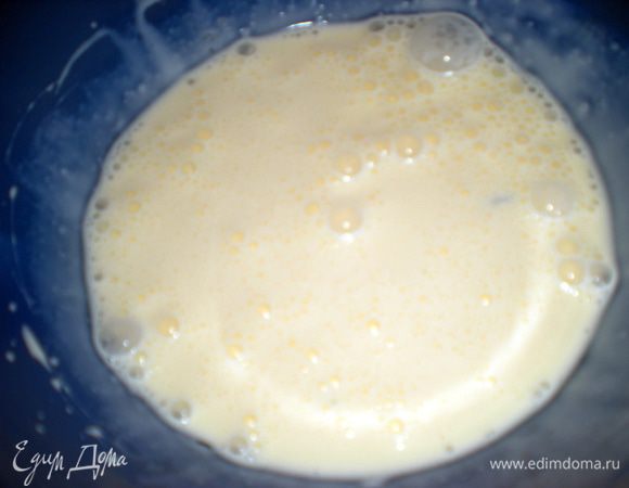 Приготовить заливку. Все смешать до однородности. Томатный соус можно и не добавлять. И так и так хорошо.