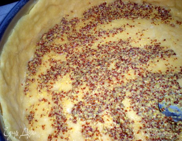 Тесто смазать зернистой горчицей. Смазывала и дижонской, тоже хорошо.