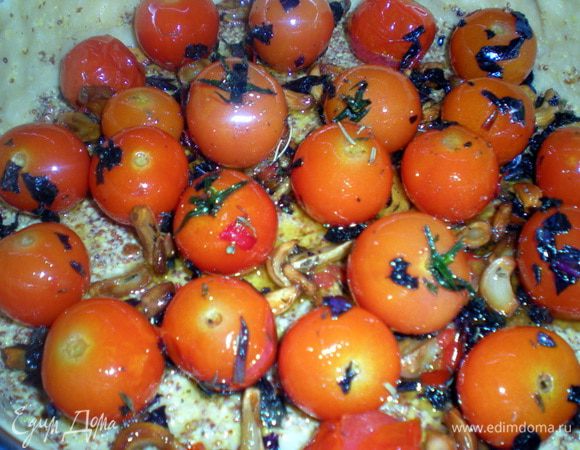 Выложить карамелизированный чеснок, помидоры и нарезанный базилик.