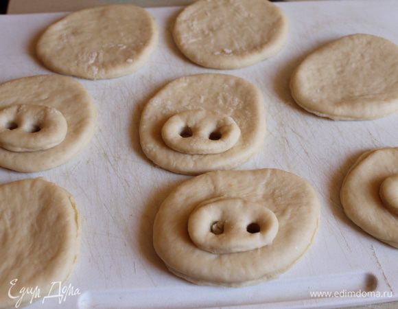 На большой кружок кладем маленький, прижимаем слегка и делаeм дырочки сразу вместе с большим кружком.