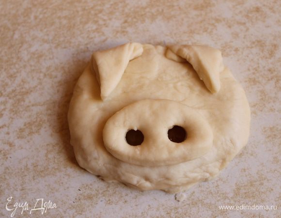 вот такой получился у нас пирожок... смазываем желтком с водой