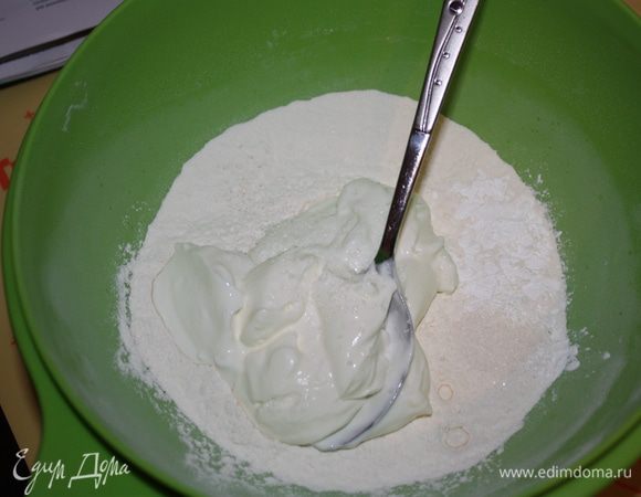 Просеять большую часть муки и разрыхлитель, добавить к ним сахар,соль,1 ст.л. размягченного сливочного масла,йогурт и перемешать.