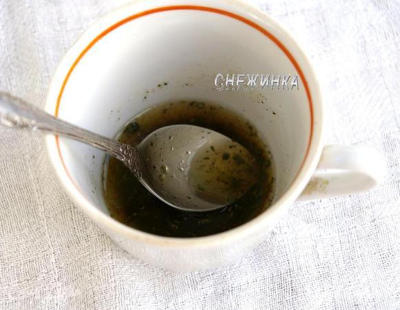 Приготовим маринад. Смешиваем соль, перец, мяту (если свежая, мелко порубите) и коньяк.