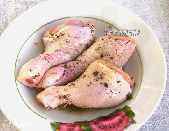 Куриные голени моем, обсушиваем бумажным полотенцем, заливаем маринадом. Перемешиваем, чтобы голени со всех сторон побывали в маринаде. Закрываем тарелку пищевой плёнкой и оставляем голени на 2 часа мариноваться. Через час переворачиваем ножки другой стороной.