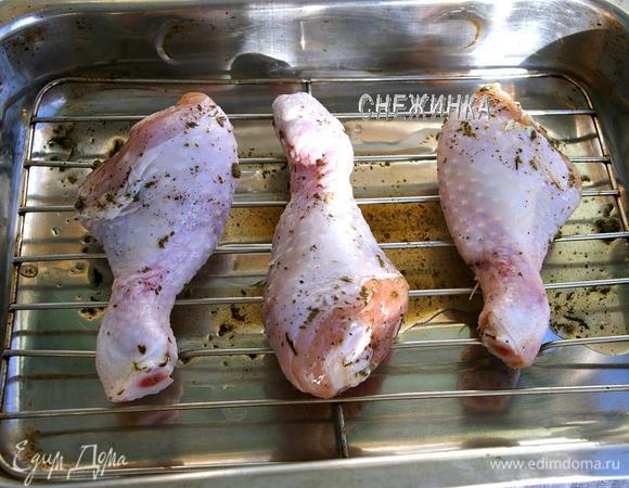 Теперь отправляем ножки в форму для запекания. У меня с решёткой, я положила ножки на решётку. Маринад выливаем в форму. Запекаем до готовности при 200С около 45 минут.