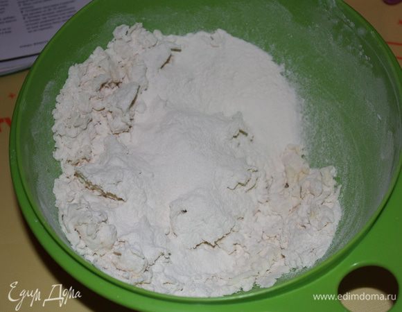 Влейте молоко,добавьте немного муки (у меня всего ушло 290 г муки) и вымешивайте примерно 5 минут руками.