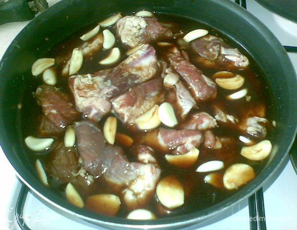 Ребрышки разрезать, промыть и просушить полотенцем. Выложить в кастрюлю, залить смесью апельсинового сока, соевого соуса и воды. Добавить чеснок и перец чили. Накрыть крышкой и дать покипеть около 30 минут. В сковородке разогреть растительное масло (1 ложку). Выложить рёбрышки, полить слегка соевым соусом. ***Я ещё добавила жидкости от варки, чтоб к рёбрышкам всё "прилипло". Прожарить минут 10. Снять с огня (это по рецепту с сайта... я оставила мариноваться на ночь и в этой же посуде тушила почти до полного испарения жидкости... мясо вытащила и укутала... а в оставшемся соусе протушила яблоки и лук для гарнира...).