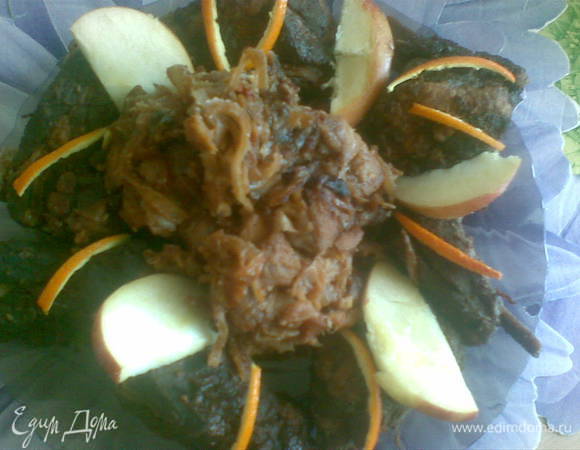 Подавать, украсив стружкой апельсиновой корочки... с тушеными яблоками и луком.