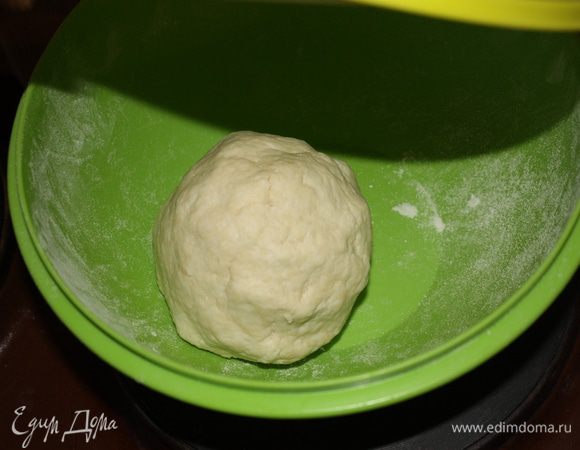 Тесто должно стать гладким и эластичным. Оставим его на 5-10 минут в теплом месте.