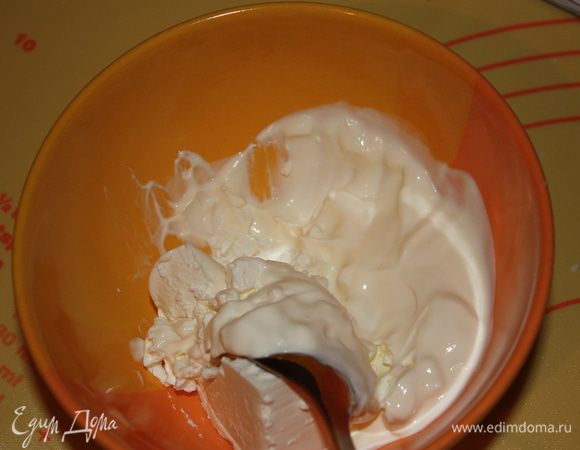 Фету размять,добавить сметану и хорошенько растереть.