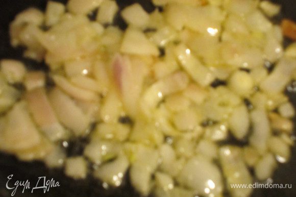 Курицу, петрушку и лук мелко нарезать. Разогреть на сковороде 2 ст.л. оливкового масла и обжарить лук на слабом огне.