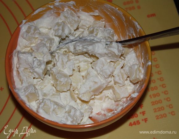 Моцареллу порежьте на кусочки,добавьте к фете и все перемешайте.