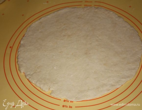 Тесто разделить на 2 части и раскатать лепешки (у меня лепешки по 28 см получились).