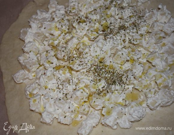 Выложить лепешку на противень,смазанный слив. маслом, выложить начинку,посыпать орегано и полить оливковым маслом. 