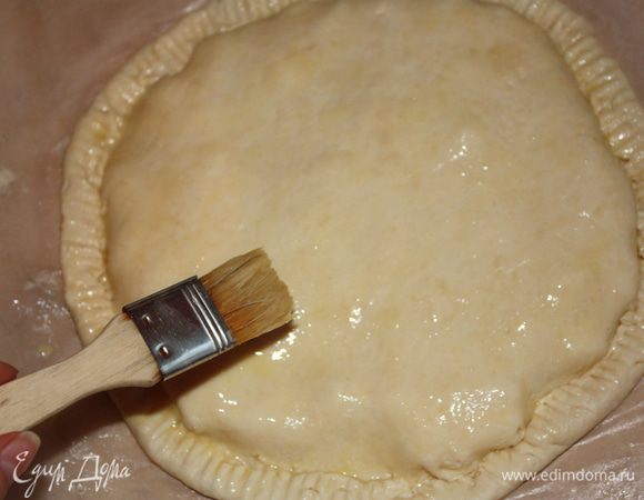 Сверху накрыть второй лепешкой,защипить все края и сверху смазать взбитым яйцом. Отправить в разогретую до 180 градусов духовку на 20-25 минут. 