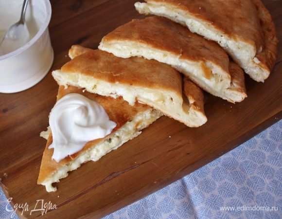 Достать из духовки,подождать пока немного остынет и разрезать. Приятного аппетита!!!! У нас пирог не задержался и на час.