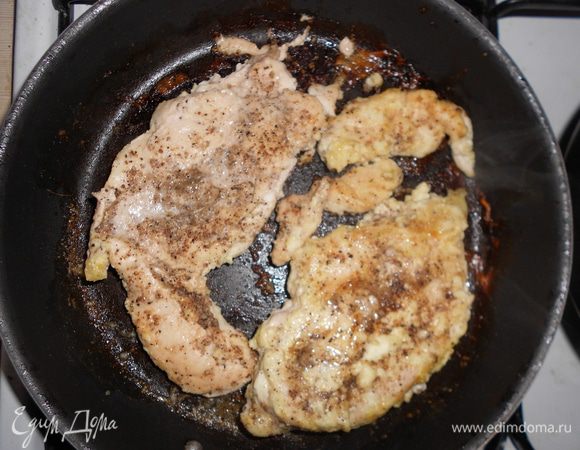 куриную грудку слегка отбить... обмазать солью и паприкой (у меня паприки не было...я использовала другие специи) и обжарить с двух сторон (я еще предварительно обмазала майонезом и мариновала в соке ананасов часа два )