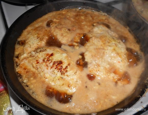 залить соком из консервированных ананасов и тушить минут 15-20 (заливала тем, в чем грудка мариновалась)