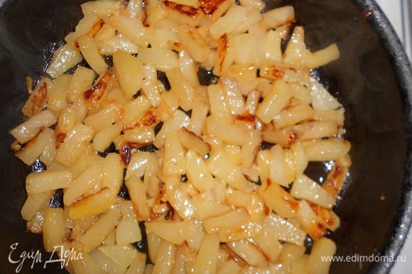 обжарить на растительном масле кусочки ананасов с паприкой (у меня без...)