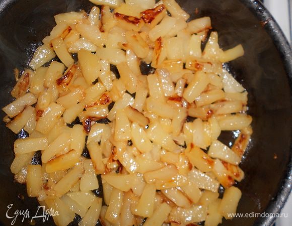 обжарить на растительном масле кусочки ананасов с паприкой (у меня без...)