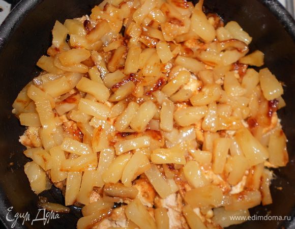 сверху ананасы