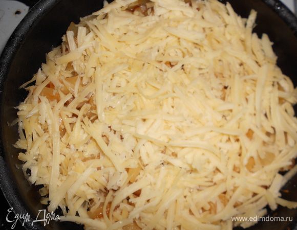 сверху тертый сыр и в духовку на 10-15 минут 
