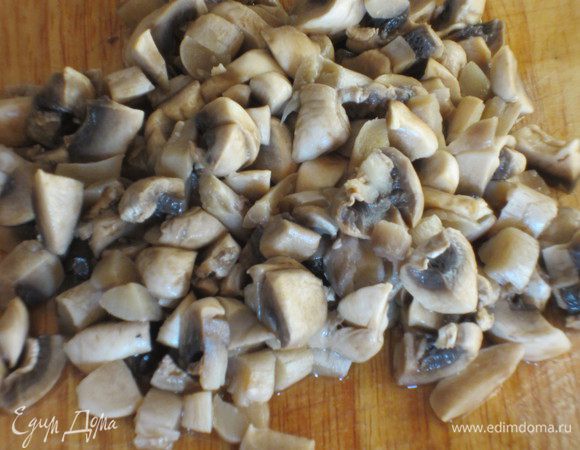 Грибы отварить,выложить на бумажное полотенце, мелко нарезать.