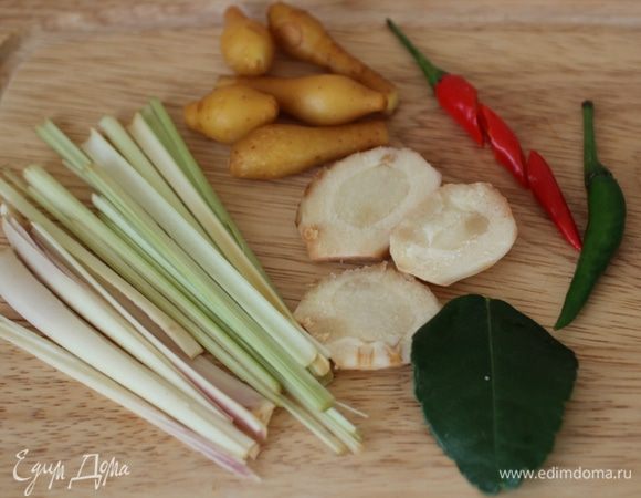 Не предыдущем фото я забыла положить крачай... он есть на этом фото - маленькие коричневые корешки. Нарезать всё небольшими кусочками.