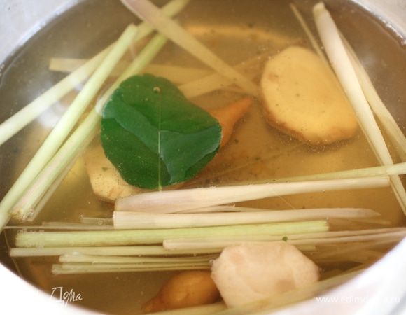 Бульон довести до кипения. Положить крачай, лемонграсс, галанган, добавить рыбный соус и варить 3 минуты.