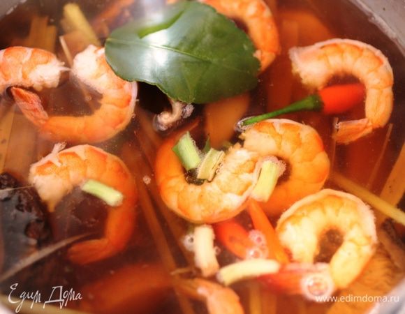 Добавить креветки и порезанные грибы и варить до готовности креветок. Добавить сок лайма, сахар и помидоры... Перчики очистить от семян, мелко порубить и тоже добавить в суп. Дать настояться 5 минут.