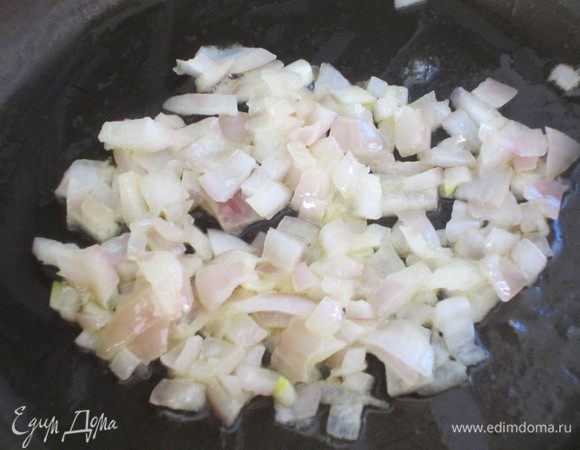 Луковицу мелко нарезать. На сковорода растопить сливочное масло,выложить нарезанный лук и тушить до мягкости.