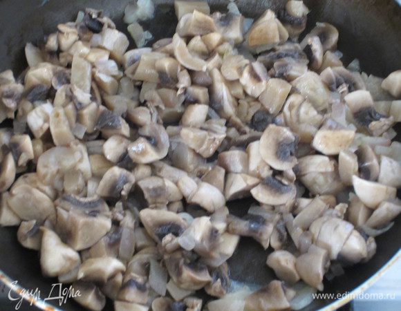 Добавить грибы, перемешать и готовить, пока не выпарится вся жидкость.