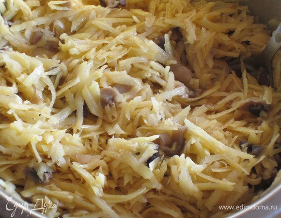Картофель вымыть,очистить,обтереть бумажным полотенцем и натереть на крупной тёрке. Лук, грибы, картофель соединить, посолить, поперчить.
