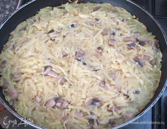 На сковороде разогреть оливковое масло,выложить картофельно-грибную массу, формируя из неё круглый пирог. Обжаривать 3-5 мин. на сильном огне, затем убавить  огонь и жарить 10 минут. Перевернуть и обжарить с другой стороны.