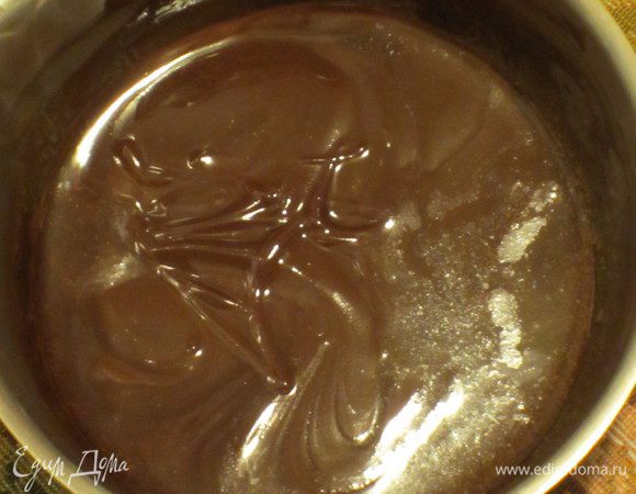 Бисквит: Шоколад и сливочное масло растопить на водяной бане на слабом огне.