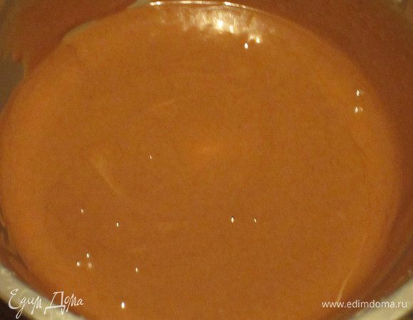 Влить растопленный шоколад и снова перемешать.