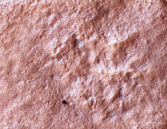  Вылить тесто в прямоугольную форму с пергаментом и выпекать в разогретой до 180°С духовке 15-20 мин.