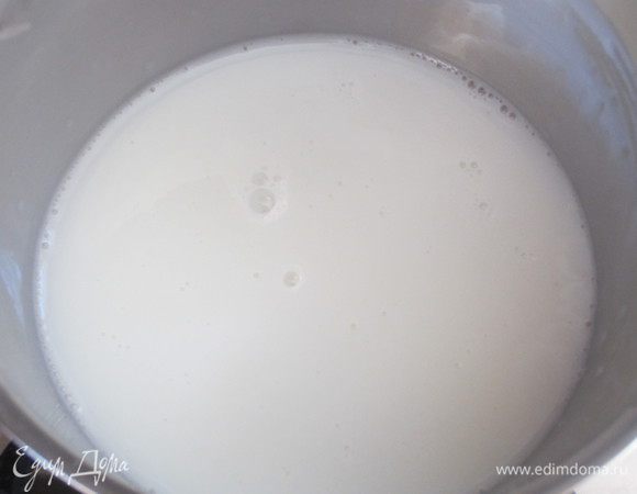 Творожно-персиковый мусс: Замочить желатин в холодной воде на 5 минут. Молоко подогреть на слабом огне. Желатин отжать и растворить в тёплом молоке.