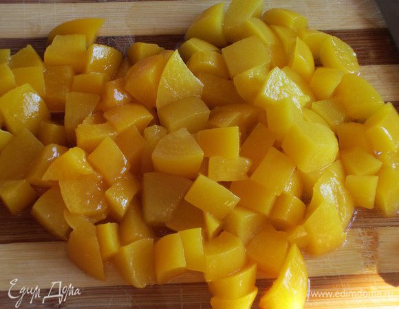 Персики мелко нарезать.