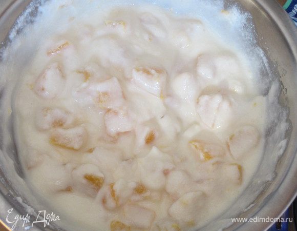 К рикотте добавить сахар ,персики и хорошо перемешать. Ввести желатин и ещё раз тщательно перемешать.