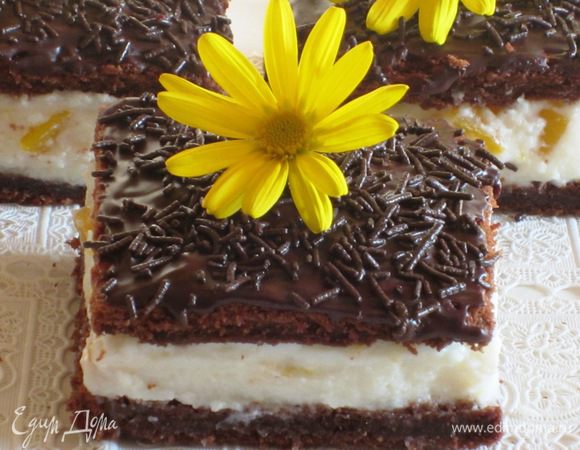 Украшение: Растопить шоколад с небольшим количеством молока и нанести на поверхность.Украсить шоколадной посыпкой. Приятного аппетита:)