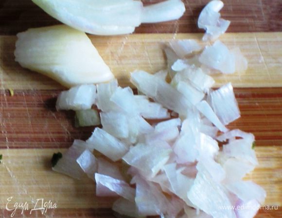 Лук крупно нарезать. Чеснок раздавить плоской стороной ножа.