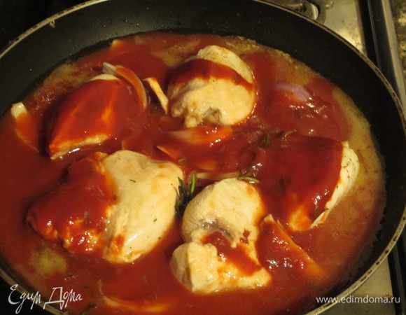 Добавить лук,протёртые томаты,1 стакан тёплой воды, накрыть крышкой и тушить 30-35 минут. Приятного аппетита:)