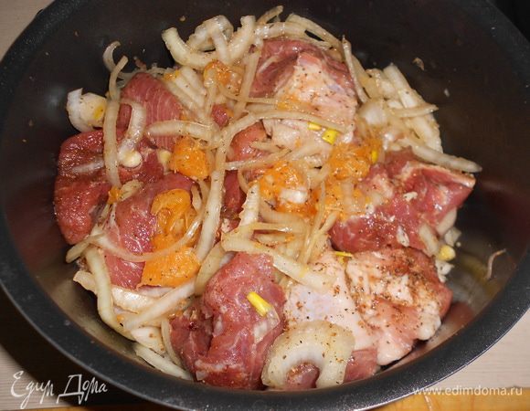 Свинину режем на кусочки, укладываем с посуду, в которой будем готовить, засыпаем нарезанным луком, добавляем специи и соль, переминаем руками. Мандарины разбираем на дольки, по возможности очищаем от пленок.