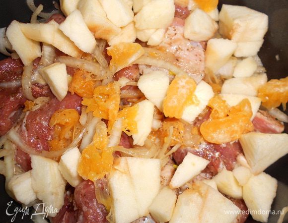 Яблоки чистим, режем на кусочки, добавляем фрукты к мясу, 