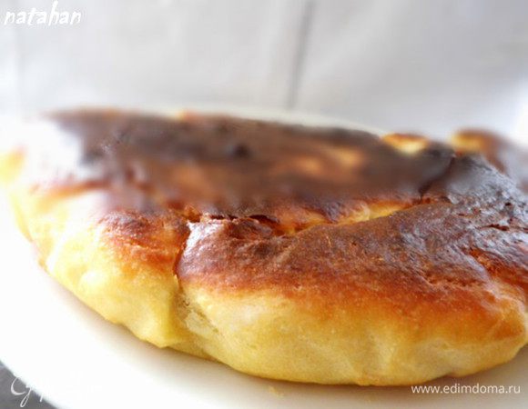 Духовку включить на 2 минуты при температуре 100 градусов. Поставить в теплую духовку сковороду на 15-20 минут для расстойки теста.Затем включить духовку на 200 градусов и выпекать Пирог 25 минут. Последние 10 минут уменьшить нагрев до 170-180 градусов. Проверить готовность выпечки деревянной шпажкой. Достать сковороду из духовки, выложить Пирог на решётку и накрыть его льняной салфеткой минут на 20.