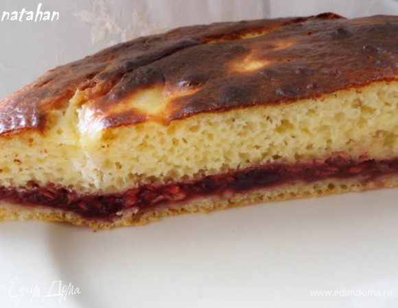 Переложить Пирог на блюдо и разрезать его пополам...